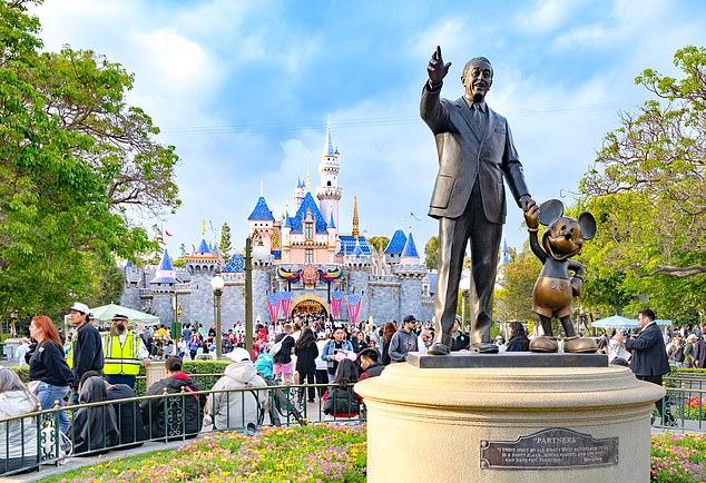 Поездка в Диснейленд – это продуманный план: от аттракционов и питания до парадов и фейерверков.