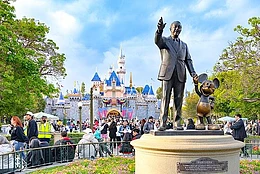 Поездка в Дисней Уорлд часто подразумевает планирование множества элементов — от выбора аттракционов до планов питания, парадов и фейерверков