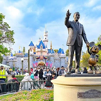 Поездка в Дисней Уорлд часто подразумевает планирование множества элементов — от выбора аттракционов до планов питания, парадов и фейерверков