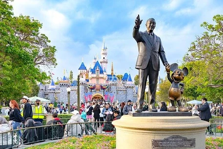 Поездка в Дисней Уорлд часто подразумевает планирование множества элементов — от выбора аттракционов до планов питания, парадов и фейерверков