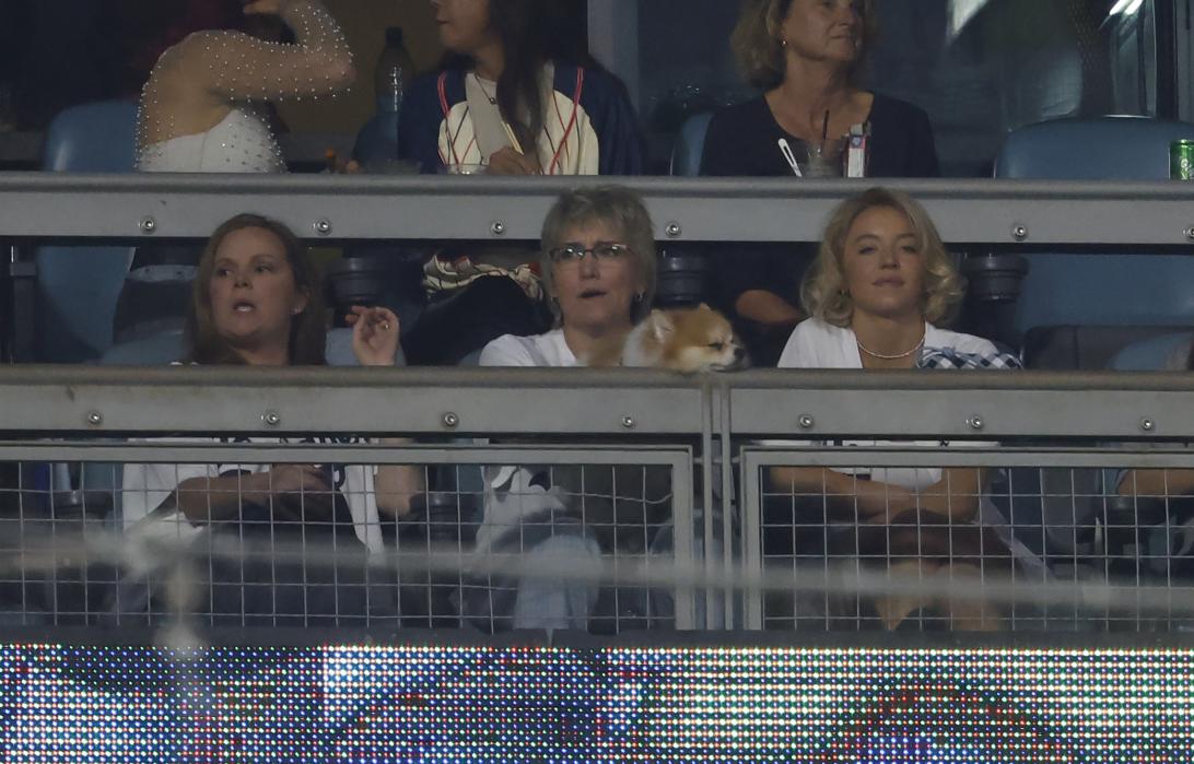 Актриса Сидни Суини и Кристи Мартин на 4-й игре Мировой серии 2025.