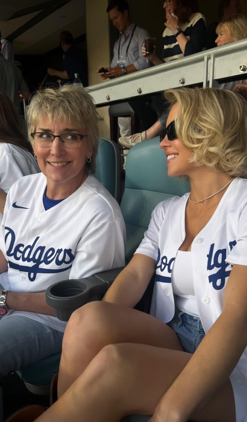 Звёзды Сидни Суини и Кристи Мартин замечены на матче Мировой серии.