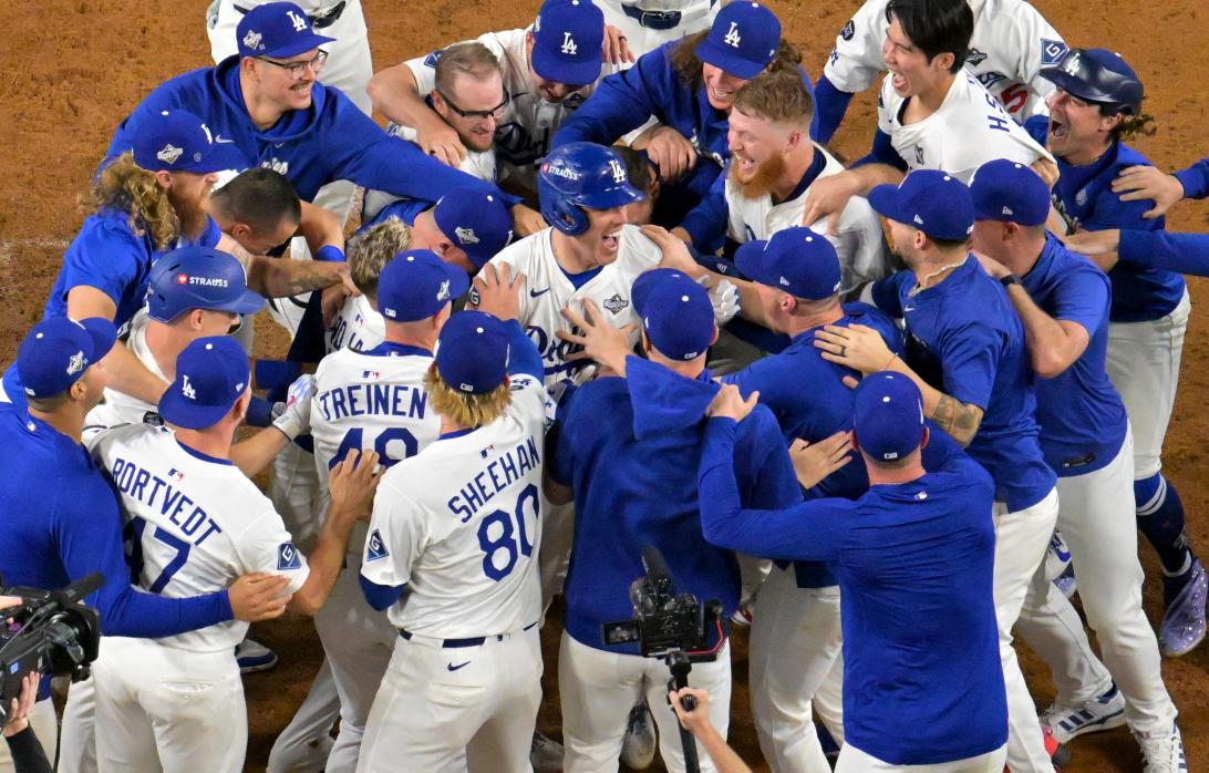 Игроки «Лос-Анджелес Доджерс», празднующие победный уок-офф хоум-ран.