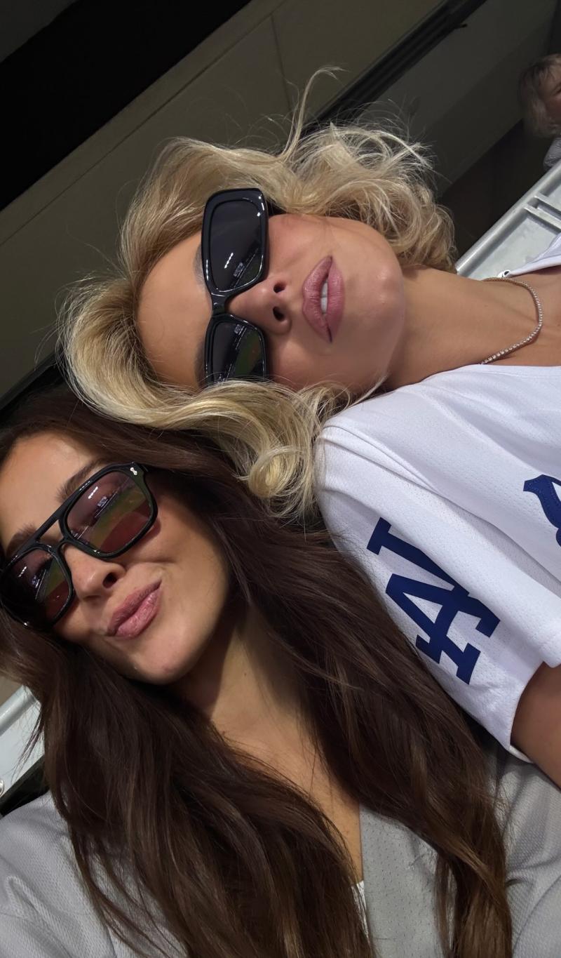 Сидни Суини посетила матч Мировой серии на стадионе Чавес-Рэвин.