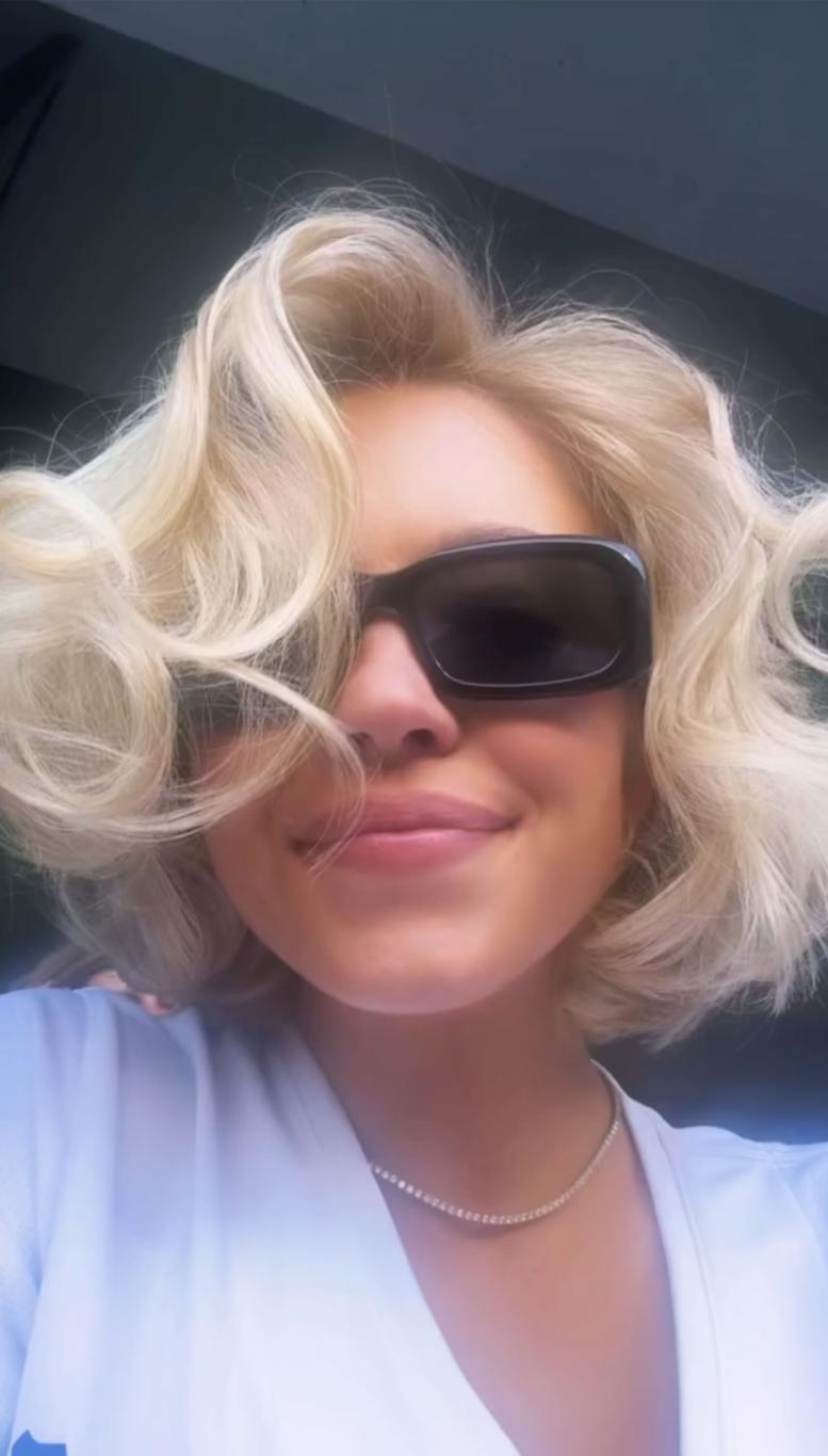 Сидни Суини: солнцезащитные очки и роскошное бриллиантовое колье.