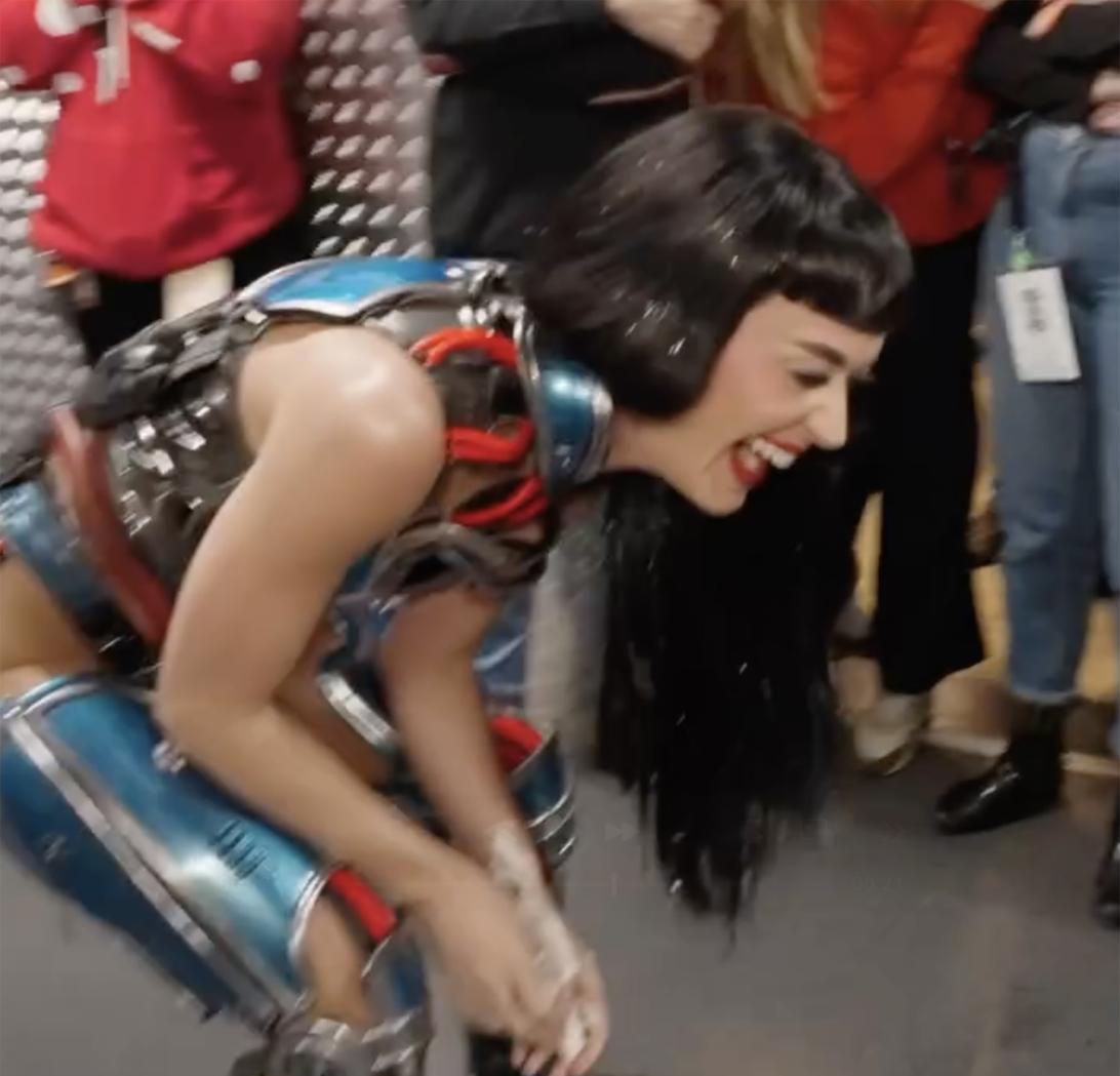 Кэти Перри раскритиковали за уничтожение торта на 40-летие, который её танцоры доедали с пола