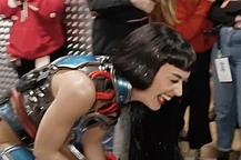 Кэти Перри раскритиковали за уничтожение торта на 40-летие, который её танцоры доедали с пола