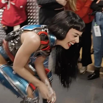 Кэти Перри раскритиковали за уничтожение торта на 40-летие, который её танцоры доедали с пола