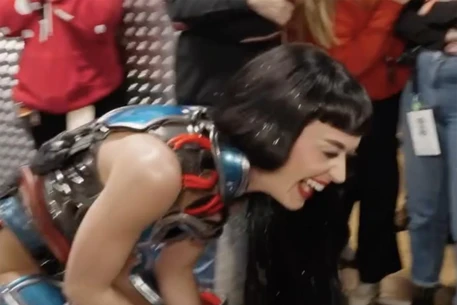 Кэти Перри раскритиковали за уничтожение торта на 40-летие, который её танцоры доедали с пола