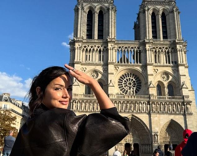 Красотка недавно была в Париже без Круза.