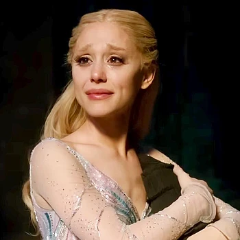 Прощай, Глинда: Ариана Гранде снова перекрасила волосы в тёмный