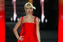 Энн Хэтэуэй в ослепительном красном