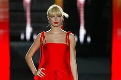 Энн Хэтэуэй в ослепительном красном