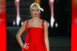 Энн Хэтэуэй в ослепительном красном