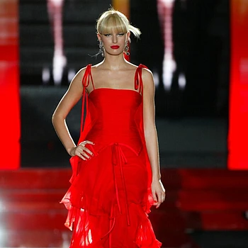 Энн Хэтэуэй в ослепительном красном