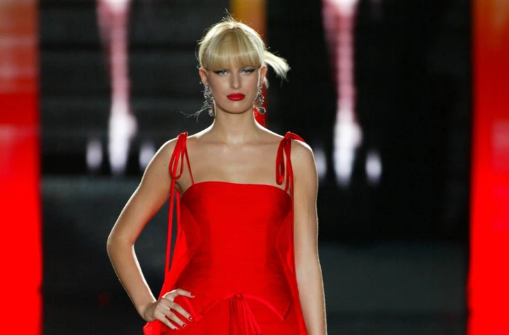 Энн Хэтэуэй в ослепительном красном