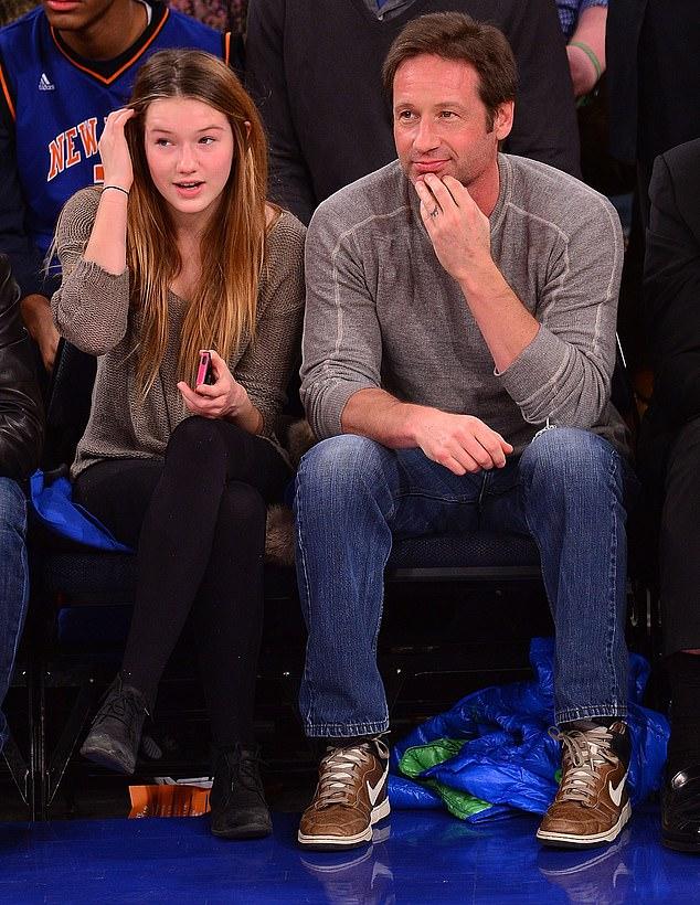 Здесь звезда запечатлена с отцом Дэвидом Духовны в Нью-Йорке, 2014 год.