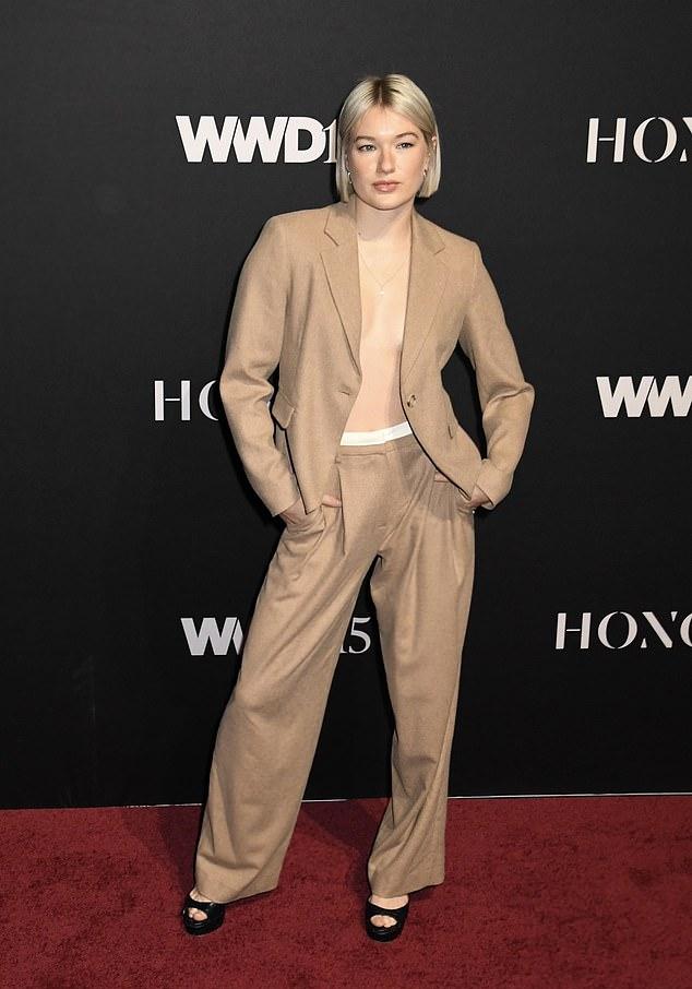 26-летняя блондинка в модном бежевом блейзере без белья посетила WWD Honors 2025. Её родители — известные актеры. Кто она?