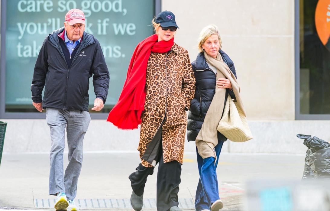 Дженнифер Лоуренс прогуливается с родителями.