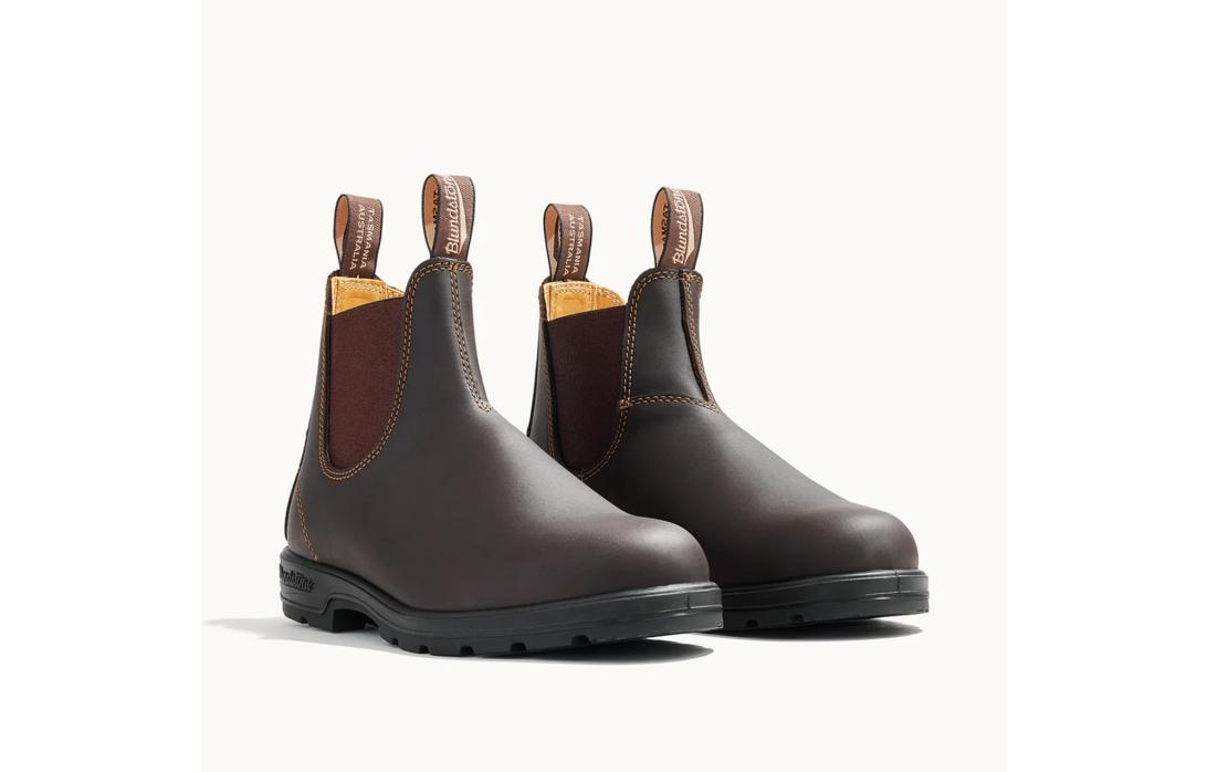 Пара коричневых ботинок Blundstone.