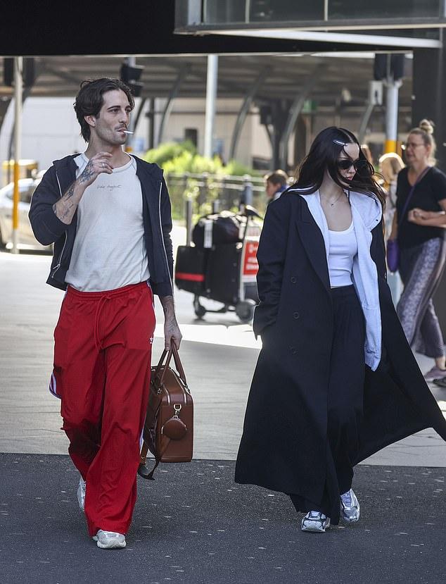 Дамиано, воплощение итальянского рок-стиля, носил кремовую футболку, красные спортивные брюки Adidas и черное худи с закатанными рукавами, демонстрирующими тату.