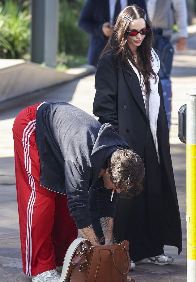 Ее образ завершали черные солнцезащитные очки и тонкое колье с изящным кулоном.