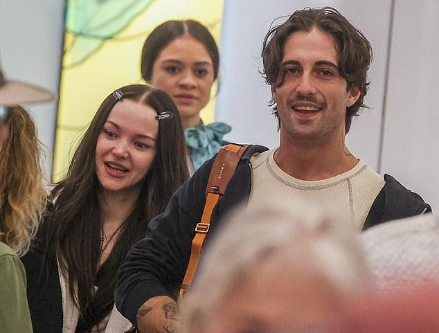 В среду утром, вернувшись в Сидней, Австралия, явно влюбленные Дав и Дамиано поприветствовали фанатов в аэропорту.