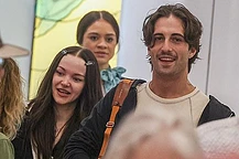 Дав Камерон изо всех сил старалась скрыть своё помолвочное кольцо с бриллиантом после предложения от её бойфренда, фронтмена Måneskin Дамиано Давида