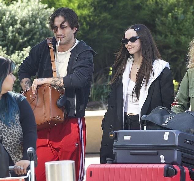 Звезда "Лив и Мэдди" держала руки в карманах пальто оверсайз, надетого поверх серого худи на молнии.