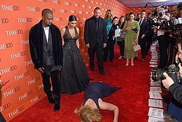 Эми Шумер и Ким Кардашьян вновь шутливо столкнулись на красной дорожке, воссоздав свой вирусный момент десятилетней давности