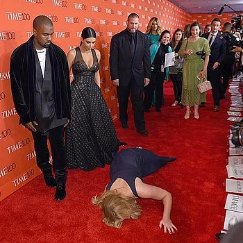 Эми Шумер и Ким Кардашьян вновь шутливо столкнулись на красной дорожке, воссоздав свой вирусный момент десятилетней давности