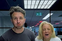 Новое видео-испытание Кэрри Бикмор и Томми Литтла вызвало у поклонников неприятное ощущение