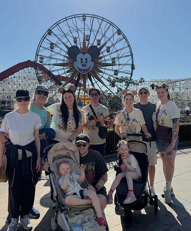 Ким (слева) была очень счастлива в Диснейленде с внучкой, племянницей Алайей (3-я справа) и RAC (в центре), отцом ребёнка Алайи – лауреатом Грэмми.