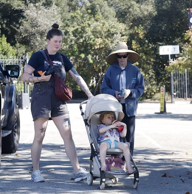 Айрленд Болдуин во вторник отправилась в семейный поход в калифорнийские сады Дескансо с матерью Ким Бейсингер и двухлетней дочерью Холланд.