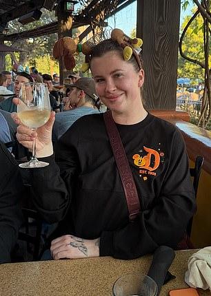 За несколько дней до этого она наслаждалась белым вином в ресторане Wine Country Trattoria парка Disney California Adventure.