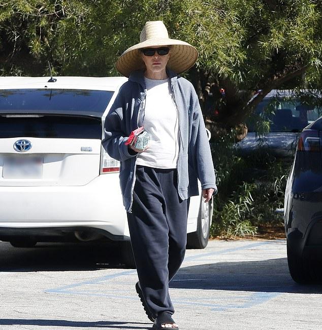 71-летняя лауреатка "Оскара" защищала лицо любимой высокой соломенной шляпой. На ней были синяя худи, белая футболка, черные спортивные штаны и шлепанцы.
