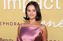 Бывшая звезда Disney Channel приковала взгляды, появившись на торжестве в облегающем фиолетовом мини-платье на тонких бретельках