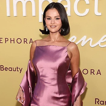 Бывшая звезда Disney Channel приковала взгляды, появившись на торжестве в облегающем фиолетовом мини-платье на тонких бретельках