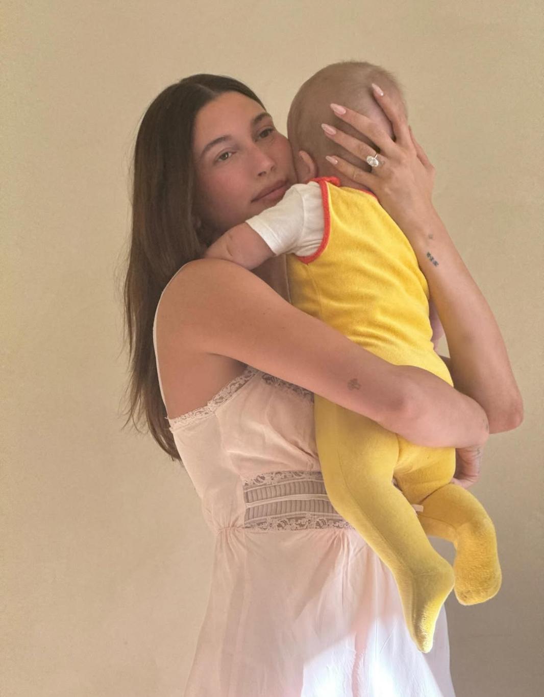 Хейли Бибер с сыном Джеком на руках.