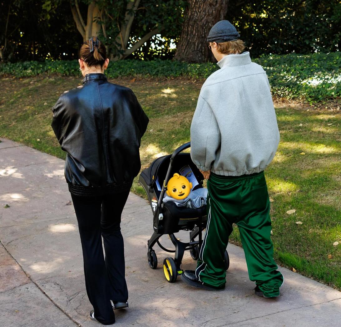 Хейли и Джастин Биберы гуляют с детской коляской.