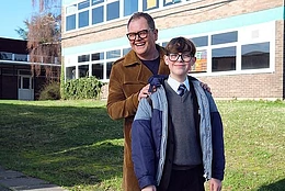 Он — один из самых известных британских комиков, прославившийся своим эксцентричным стилем юмора