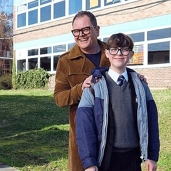 Он — один из самых известных британских комиков, прославившийся своим эксцентричным стилем юмора