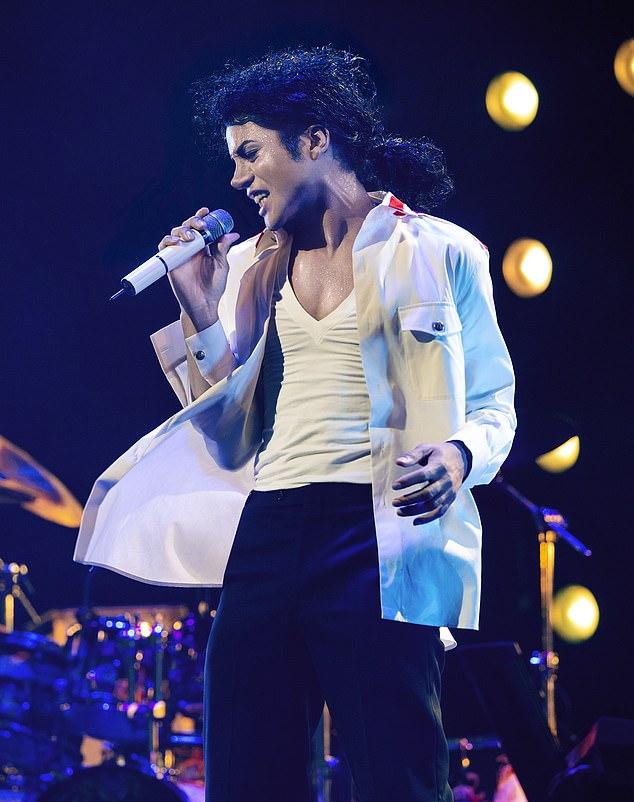 Премьера фильма о Майкле Джексоне, где главную роль играет племянник Джаафар, состоится в апреле 2026 года. Место показа пока не подтверждено.