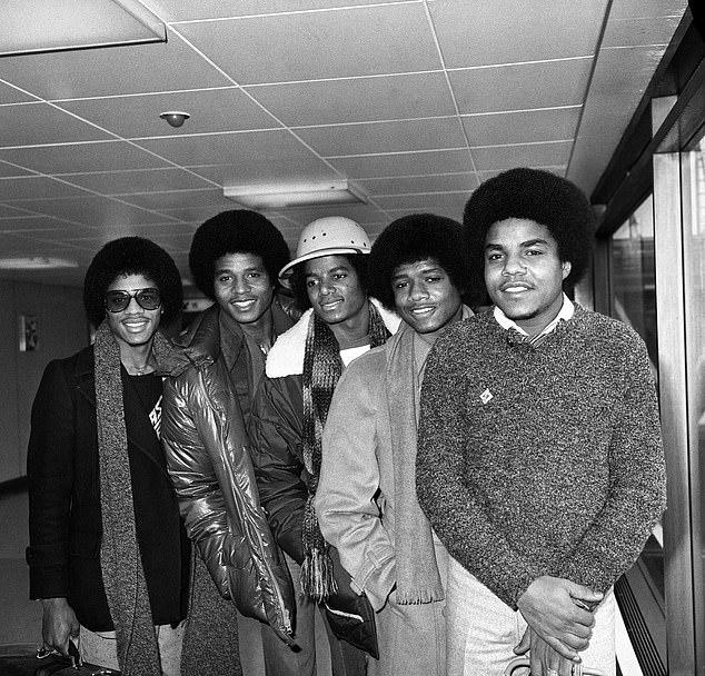 Майкл (в центре) с братьями (слева направо): Марлон, Джеки, Рэнди и Тито, в 1979 году.