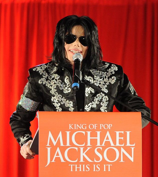 Майкл на пресс-конференции O2 Арены в Лондоне в марте 2009, представляя свои шоу, незадолго до смерти в июне того же года.