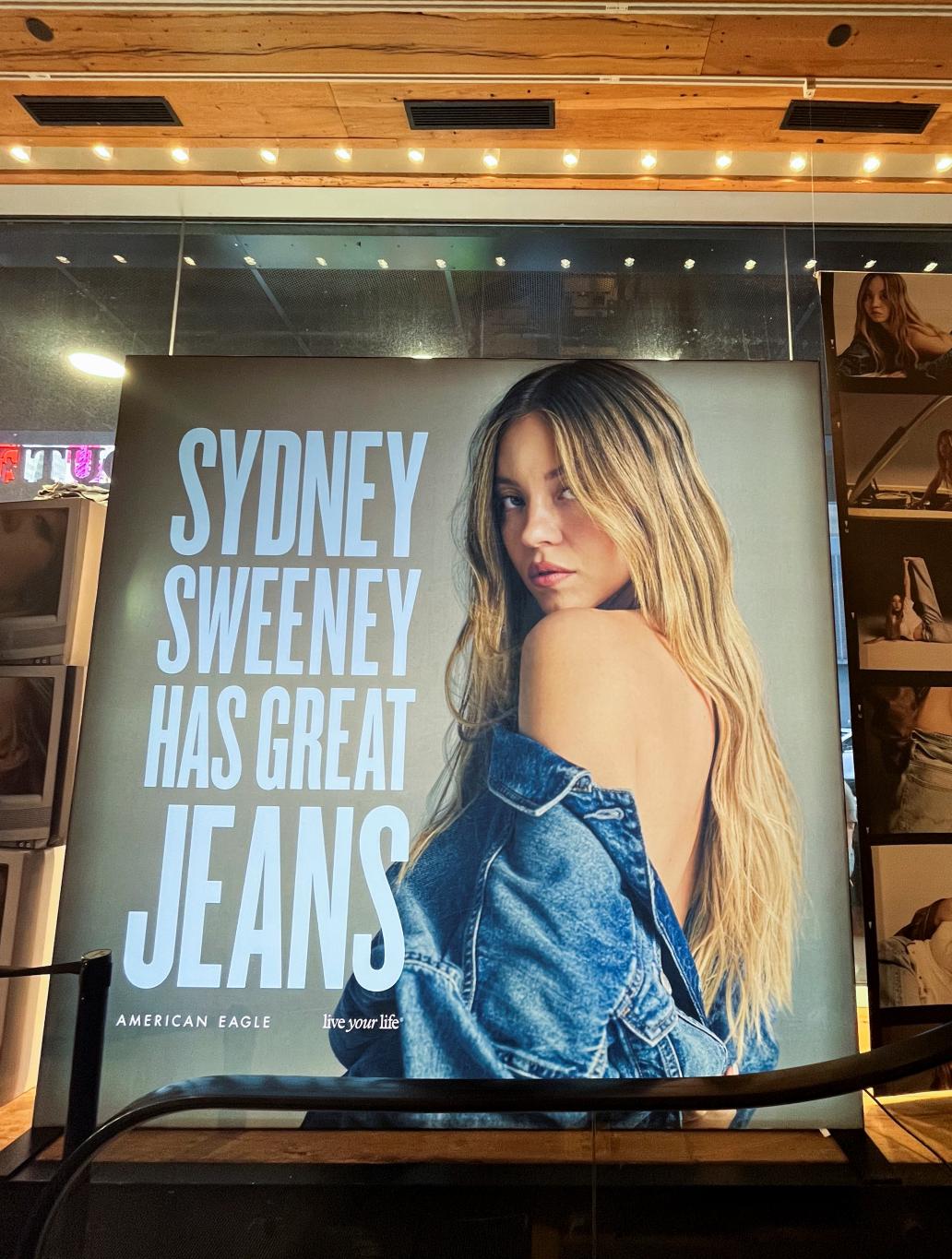 American Eagle запустила кампанию с Сидни Суини на Таймс-сквер.