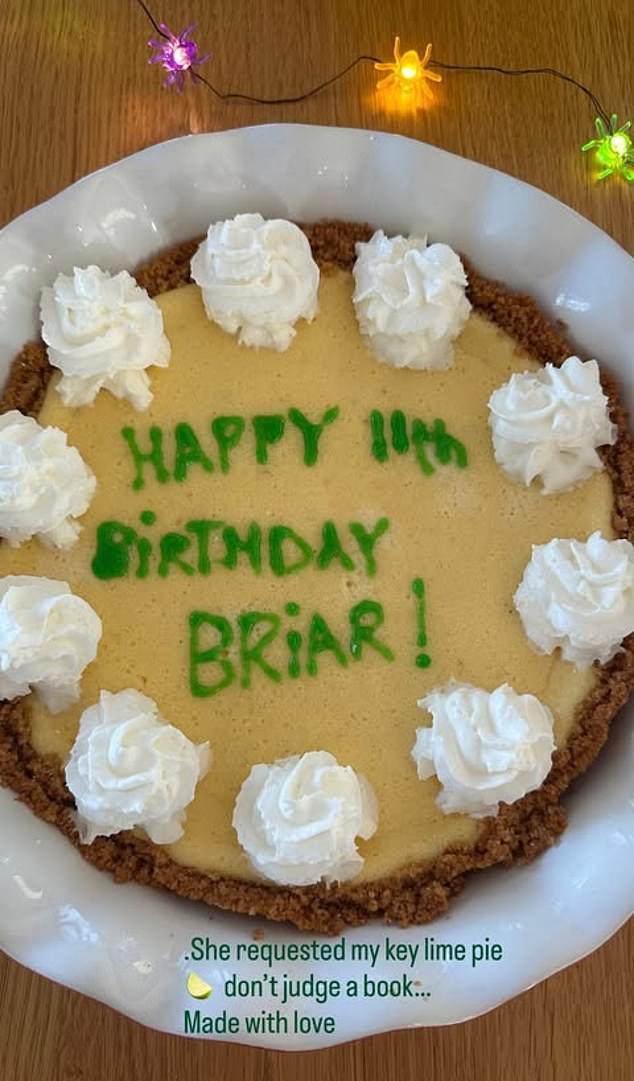 В Instagram-сторис она показала, как отмечали день рождения Брайар, поделившись снимком своего домашнего лаймового пирога.