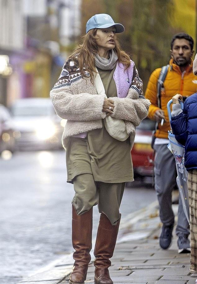 Mail on Sunday сообщила: актриса (51) и ее партнер (44), звезда "Барби", переехали из США, купив дом в лондонском Хэмпстеде для семьи.