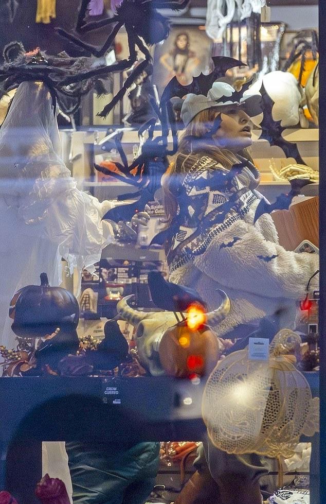 Прошлый год Гослинг с семьей провёл в Ноттинг-Хилле, снимаясь в «Проекте „Аве Мария“».