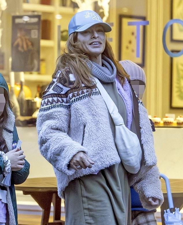 Ева Мендес совершила редкий выход в свет в Лондоне, второй за 7 месяцев, где с Райаном Гослингом обживается в новом элитном районе.